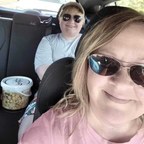 Meet your Posher, Melissa - Picture 1 of 2